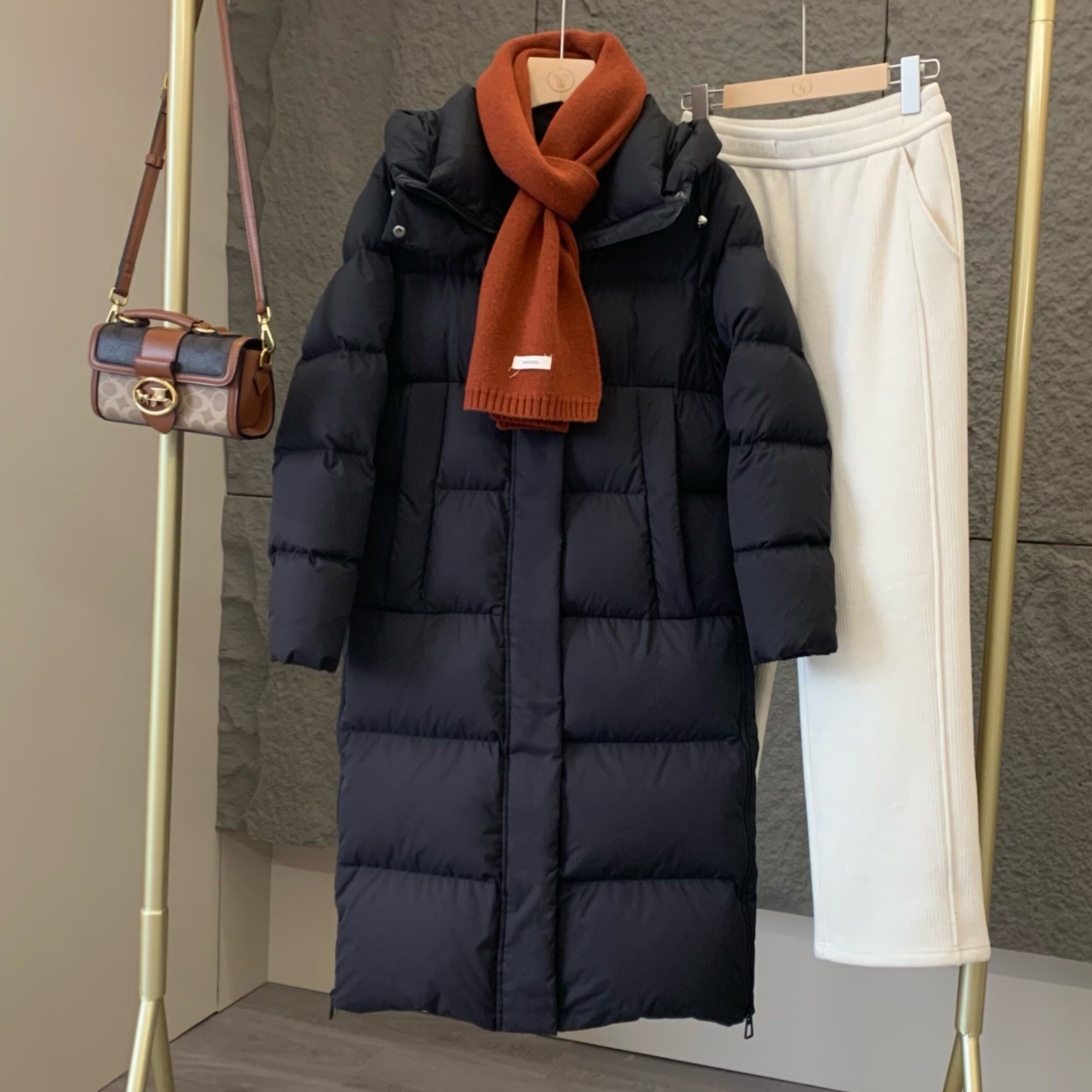 小个子圆圆2025年冬季新款95白鸭绒连帽过膝长款羽绒服女加厚中戏