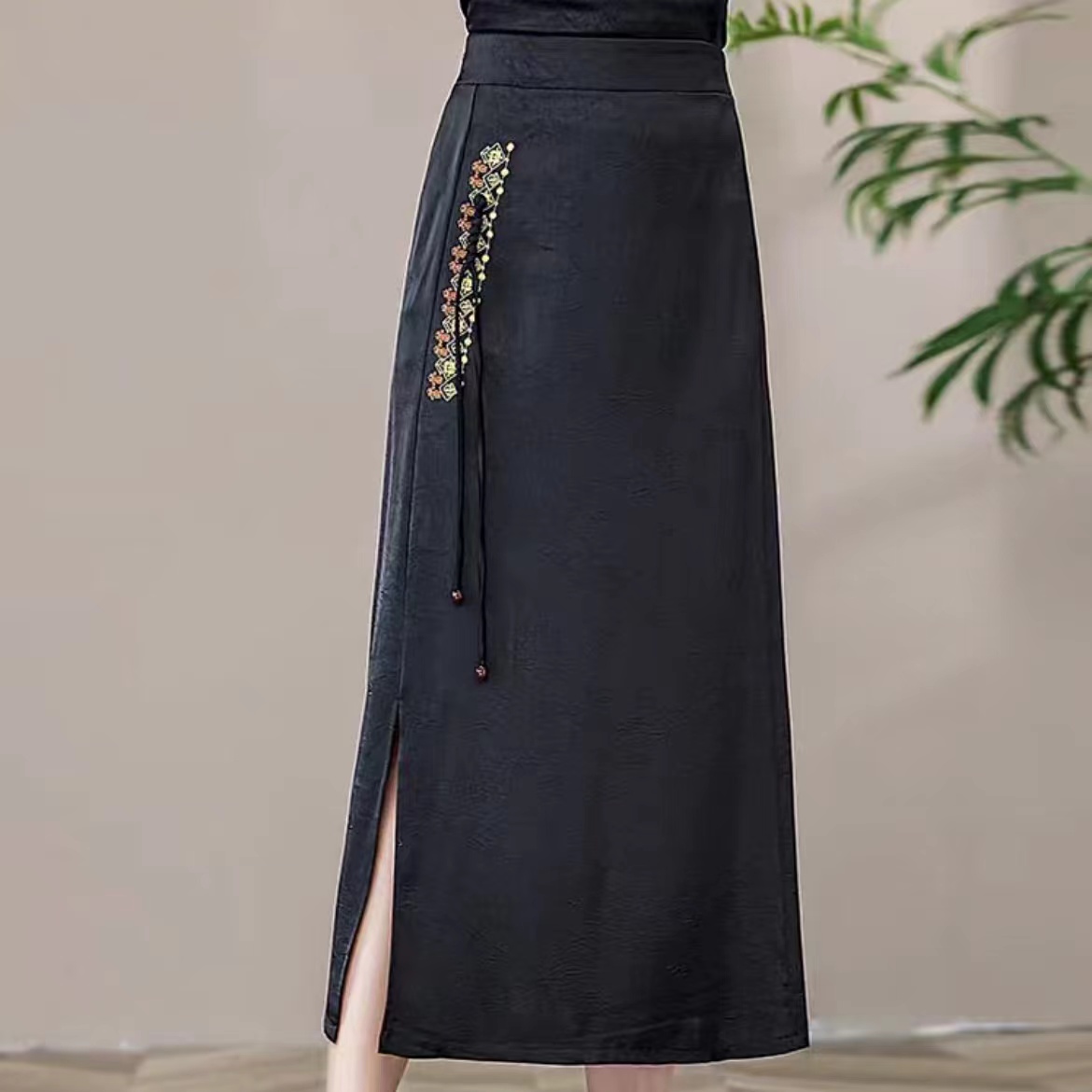 【吉遇优选】1307-176#夏季新品气质手抓花丝缎盘扣刺绣半身裙