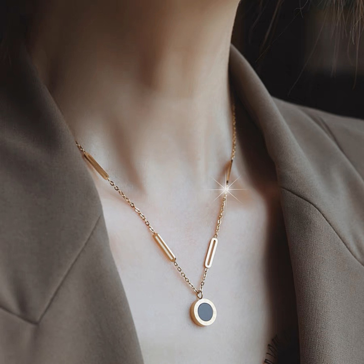 钛钢项链 网红时尚罗马数字圆牌黑白双面项链女ins百搭轻奢锁骨链