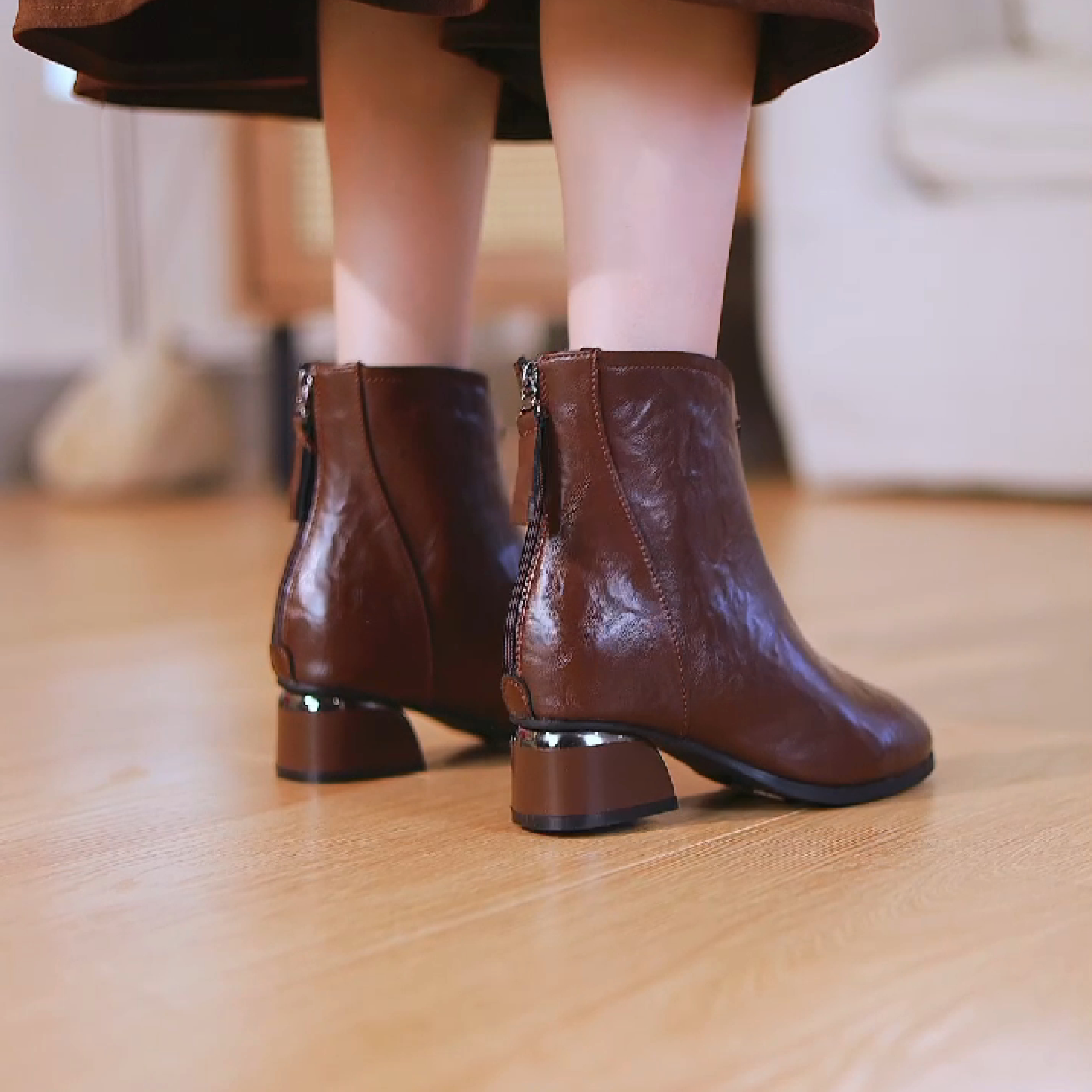 2025新品时尚粗跟加绒保暖软底高跟英伦风百搭尖头中跟女靴