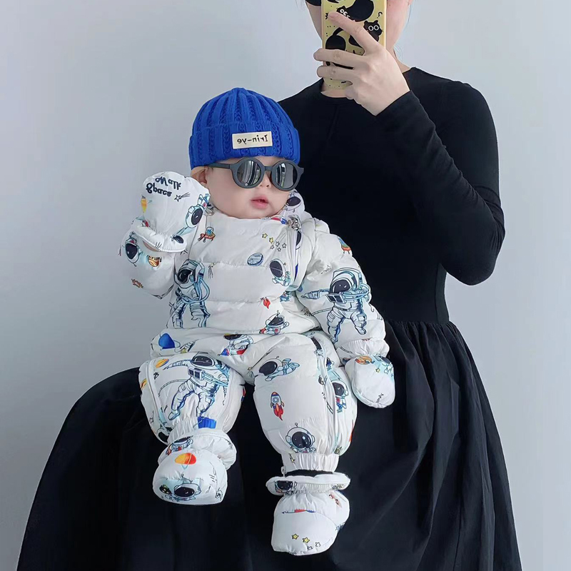 婴儿羽绒服连体衣冬装外出抱衣0-1岁新生宝宝洋气加厚秋冬季外套2
