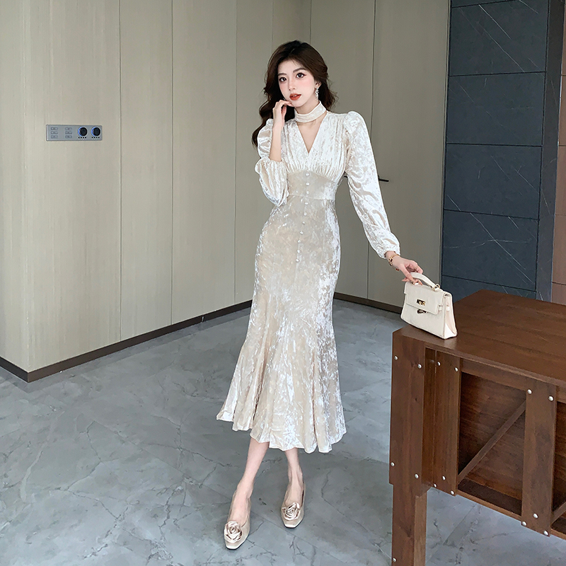 名媛风长袖连衣裙春秋2025新款高端法式V领高腰气质鱼尾温柔裙子