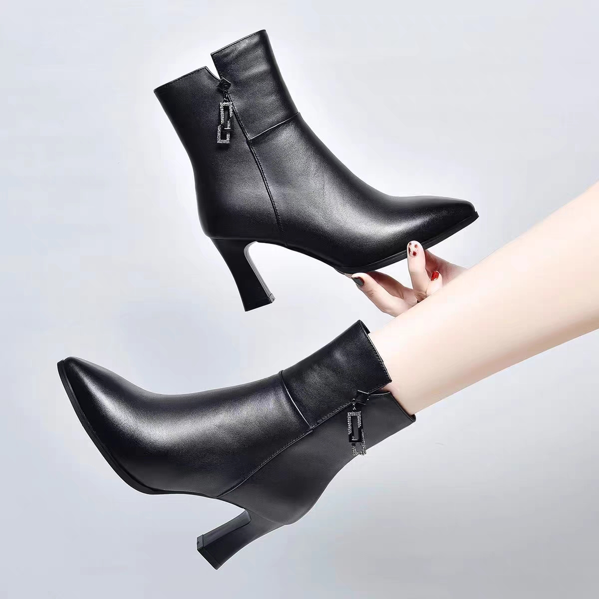 2025新款软皮高跟时装靴女尖头粗跟水钻秋冬时尚短靴高跟靴子短靴