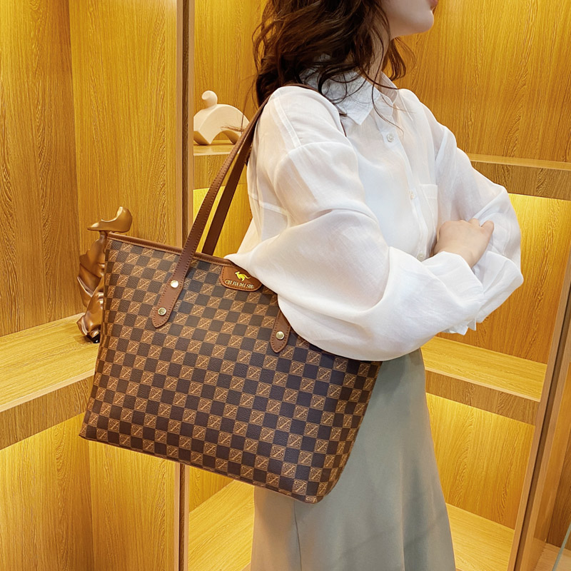 2025新款托特包轻奢单肩包30-40百搭通勤女士大容量包包硬底秋冬