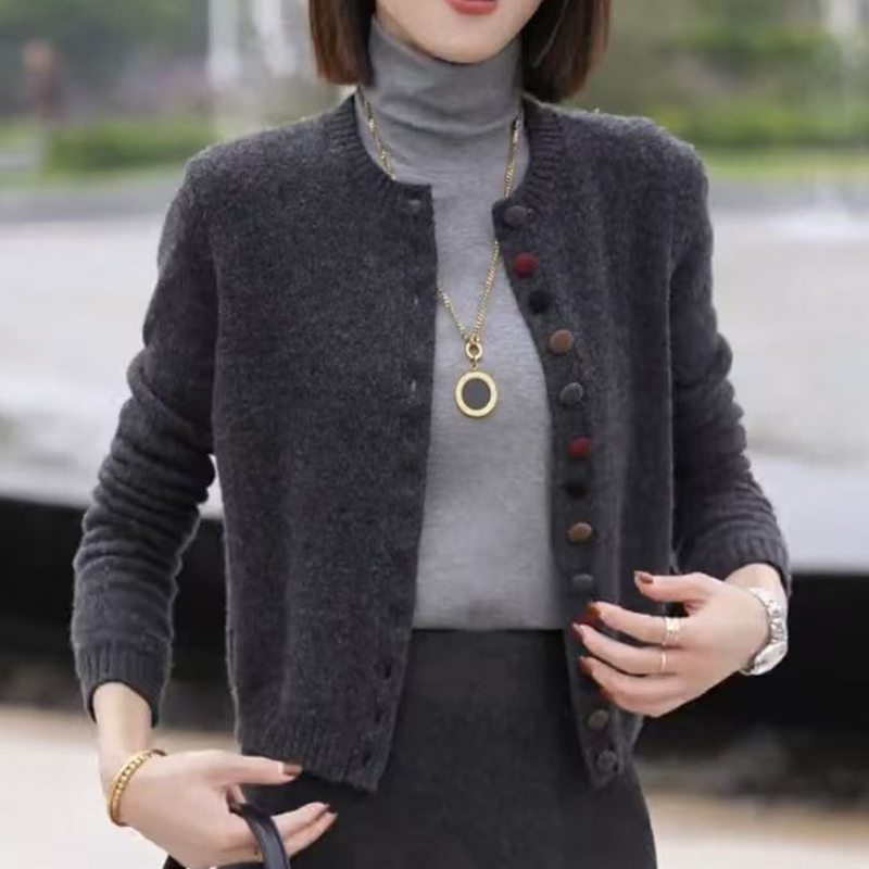 彩扣圆领毛衣女高级感针织开衫秋冬新款时尚百搭气质显瘦短款外套