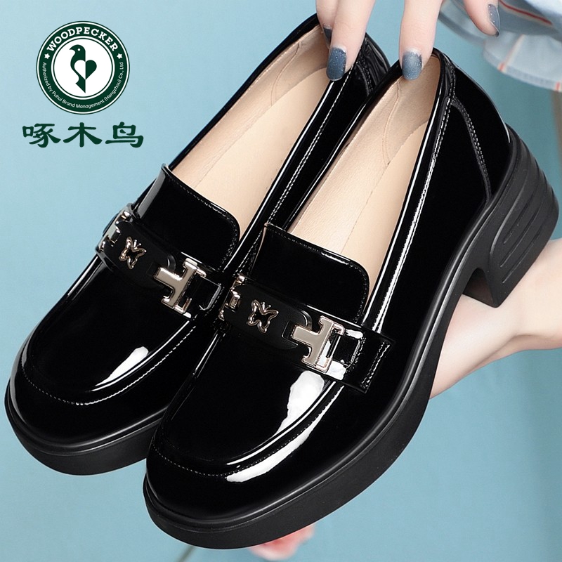 啄木鸟漆皮气质软底新款单鞋英伦乐福鞋女鞋春秋洋气舒适妈妈皮鞋