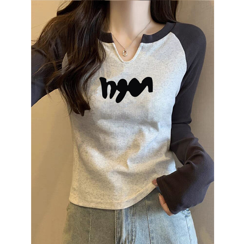 韩版设计感撞色插肩袖长袖T恤女士秋冬款纯欲风辣妹V领印花打底衫