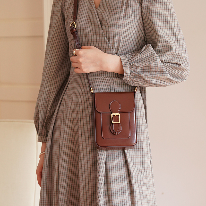 La Seine塞纳小众设计手机包女复古学院风2025新款真皮斜挎小方包