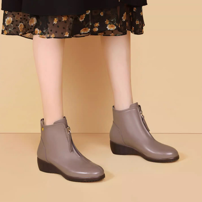 靴子女2025年秋冬季新款真皮女靴舒适妈妈软底坡跟前拉链粗跟短靴