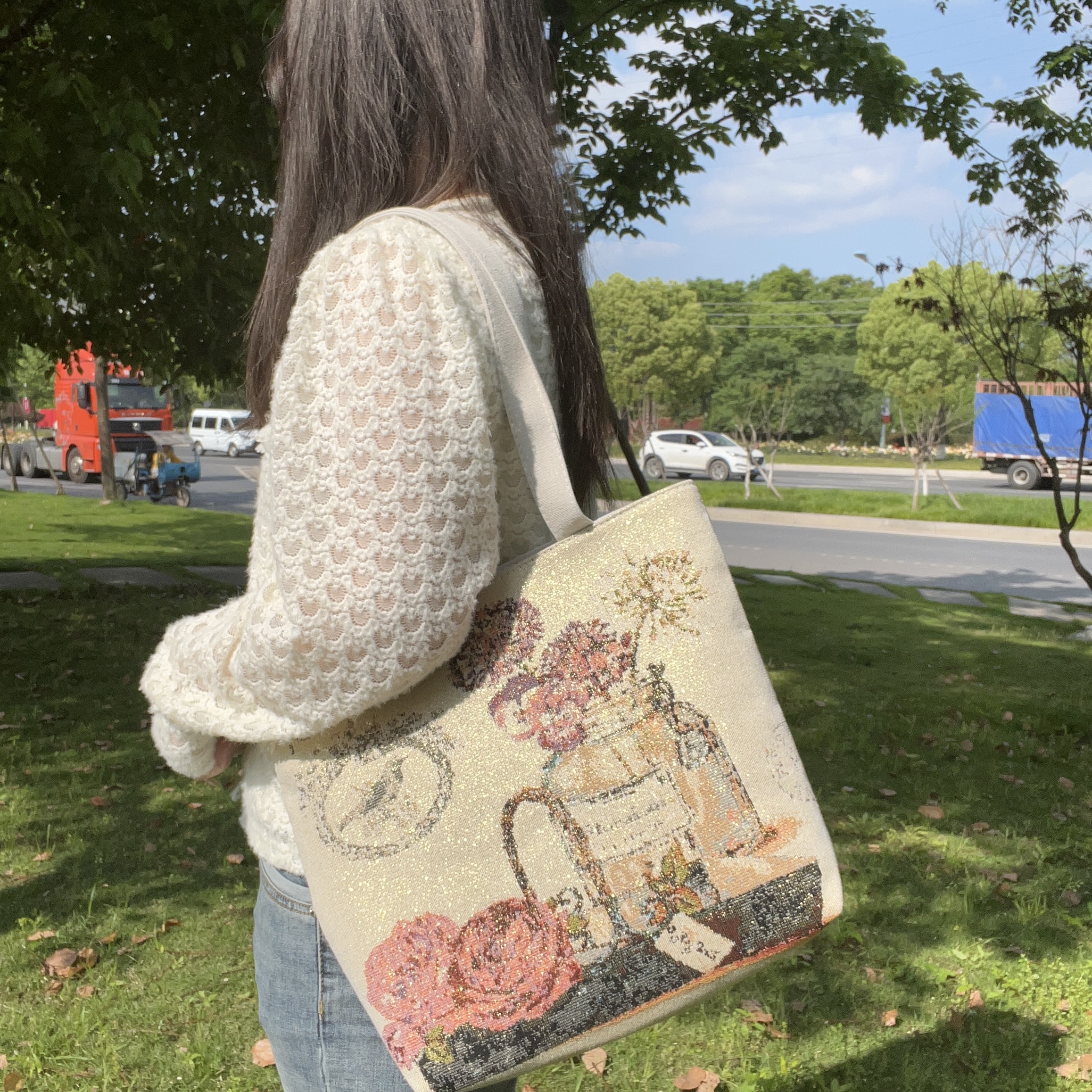 A新款花瓶帆布金丝刺绣包包百搭大容量时尚复古编织国风学生文艺