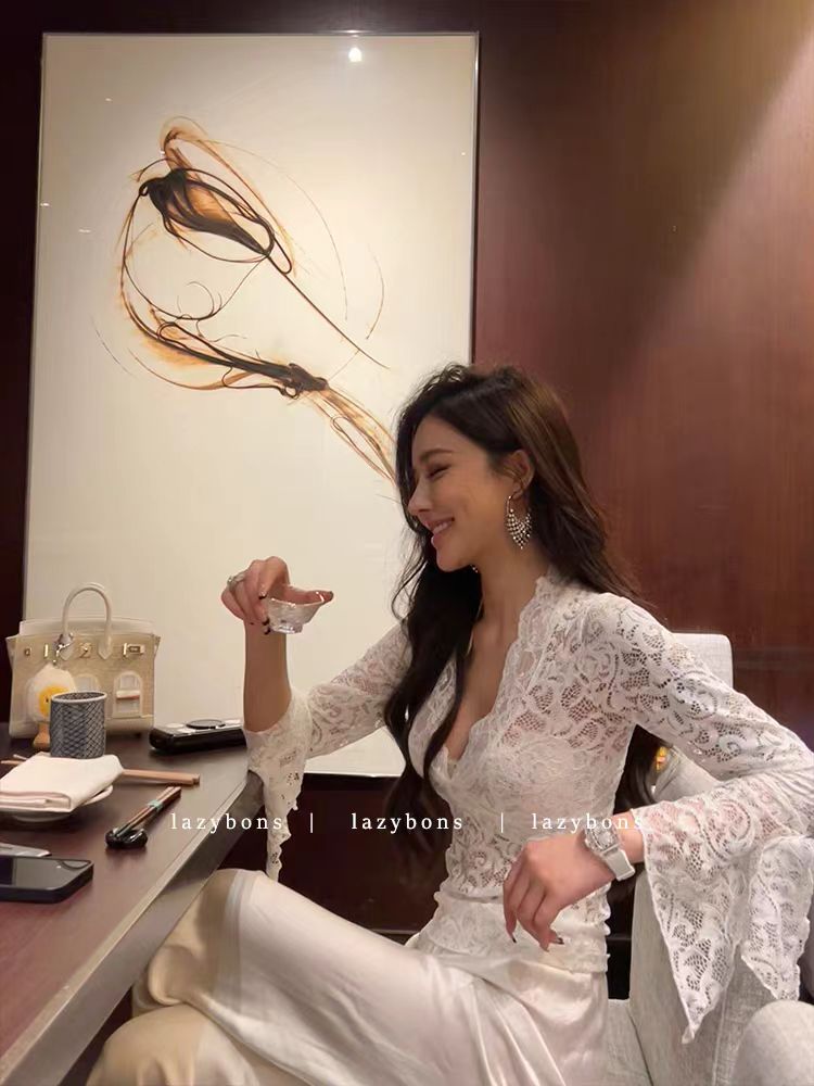 法式V领蕾丝打底衫女秋冬内搭长袖网纱喇叭袖高级感显瘦镂空上衣