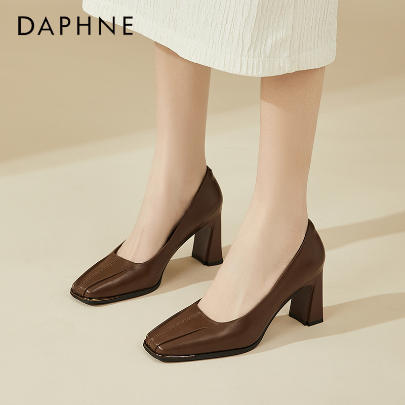 达芙妮棕色高跟鞋女2025新款秋季通勤职业鞋百搭软皮粗跟7CM单鞋