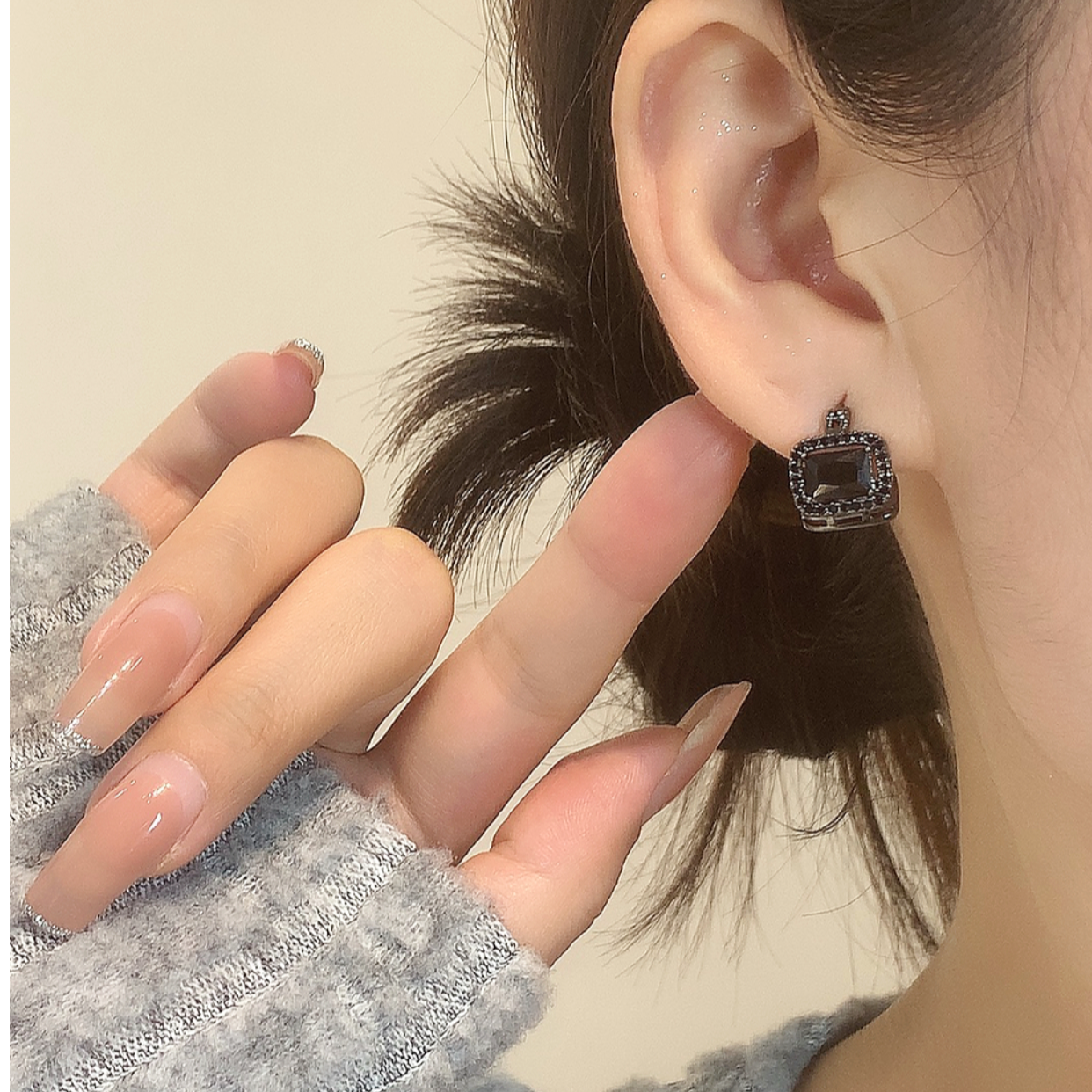 铜合金仿水晶耳饰 轻奢百搭黑锆石耳扣