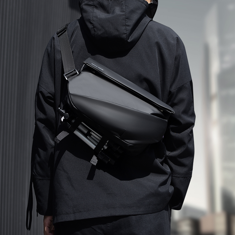 SUNMAN男士斜挎包通勤包胸包男款邮差包骑行包机车背包运动单肩包