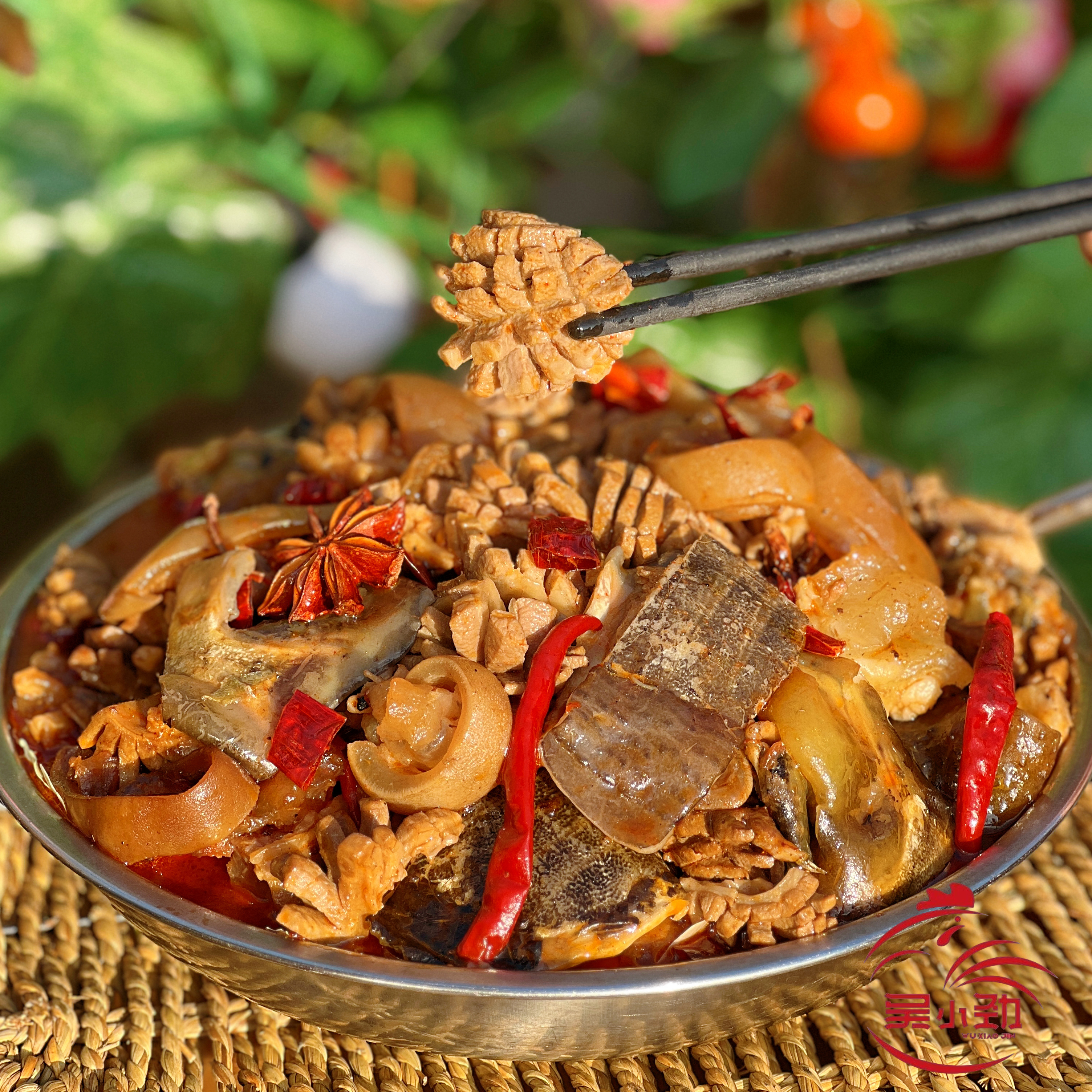 吴小劲大五荤红烧维香辣味选用甲鱼牛球猪球牛鞭牛蹄烧制