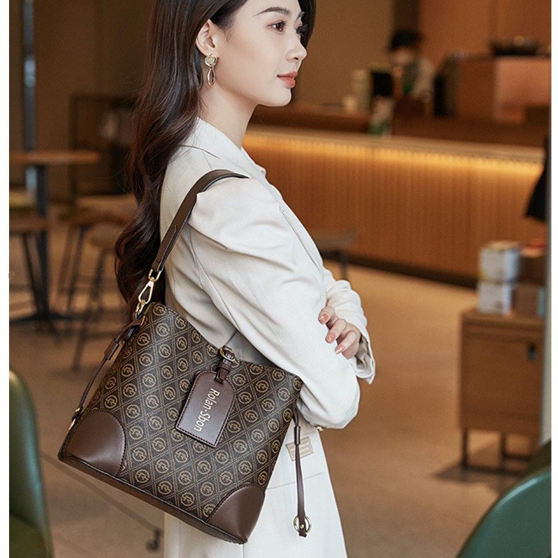 水桶包包女2025新款潮高级感时尚女士真皮女包单肩包斜挎包腋下包