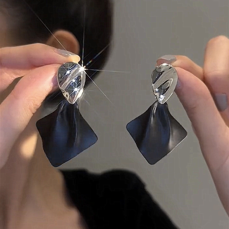 撞色菱形耳环女2025年新款潮百搭简约时尚个性小众气质高级感耳饰