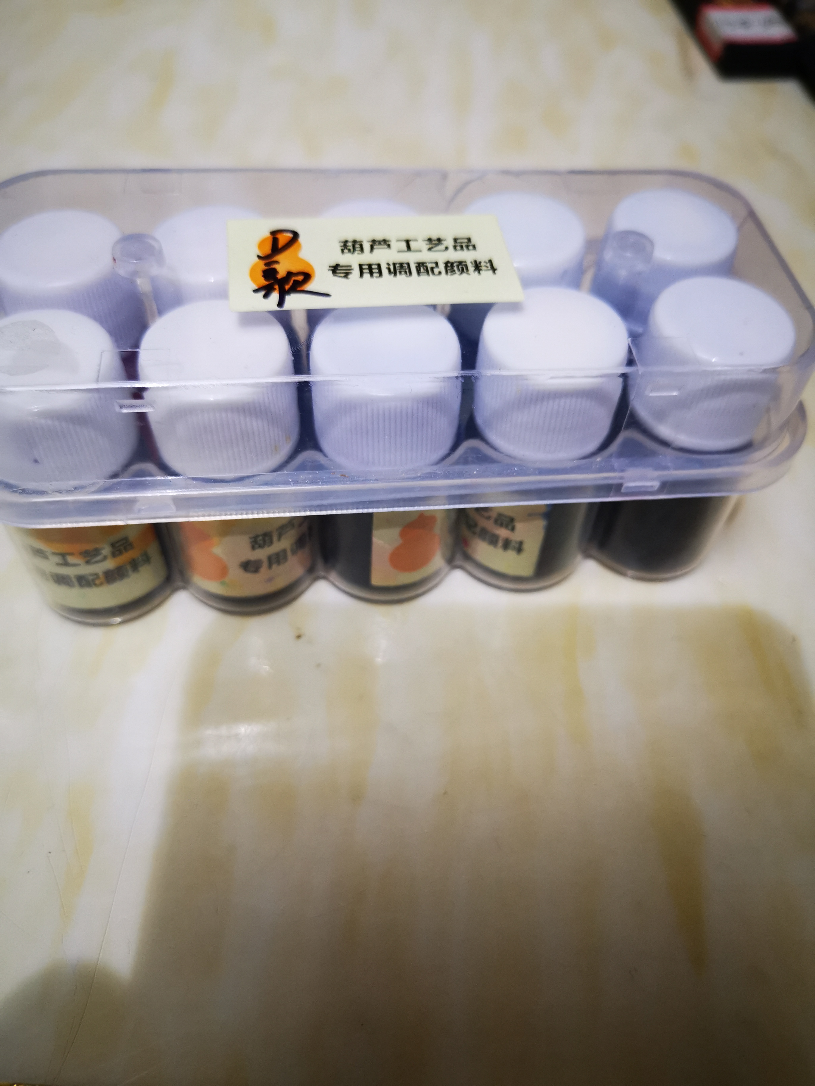 彩葫芦直接上色颜料不用刻葫芦皮直接上色，准确上到地方不好清理