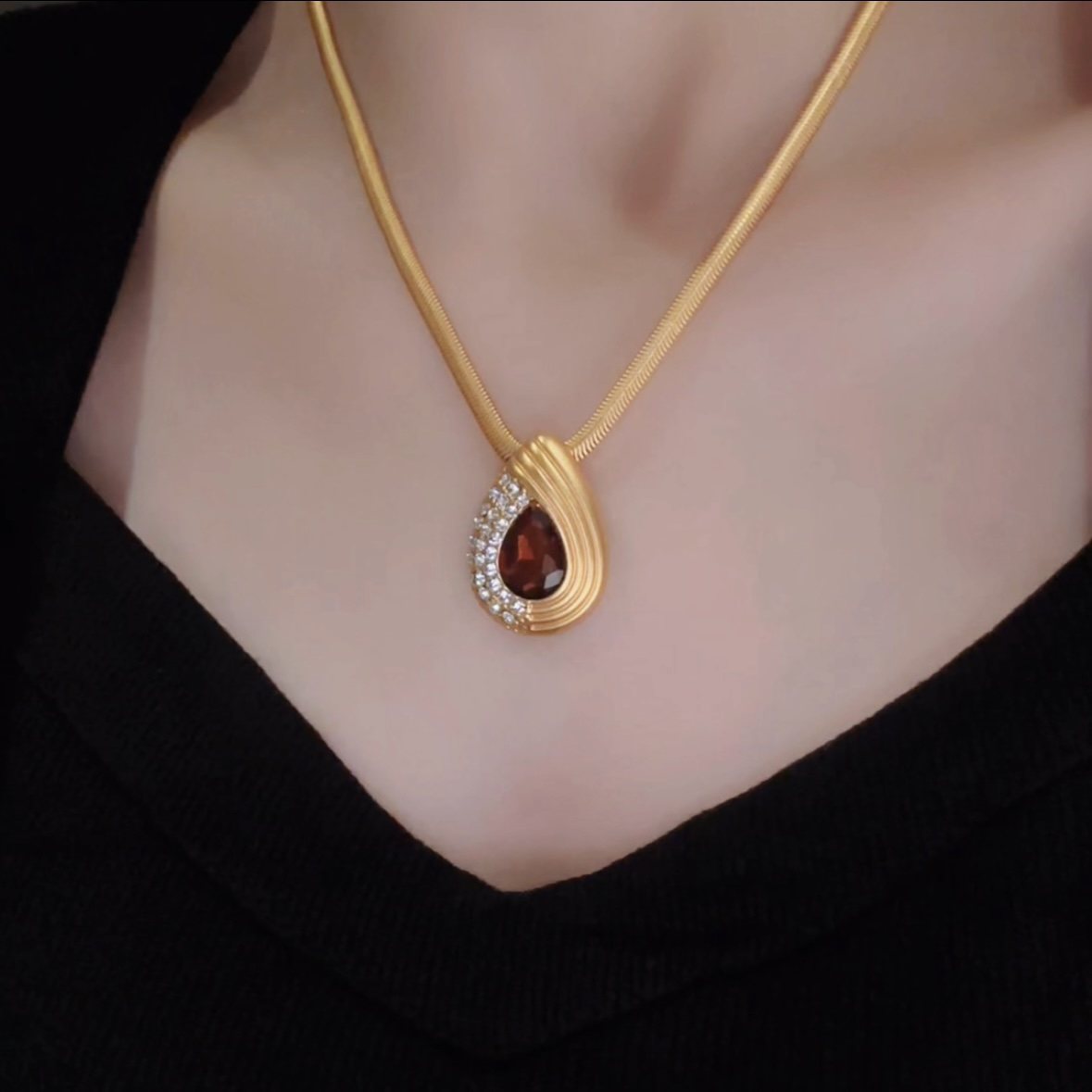 钛钢项链 时尚百搭简约新款红色镶嵌水滴蛇骨链