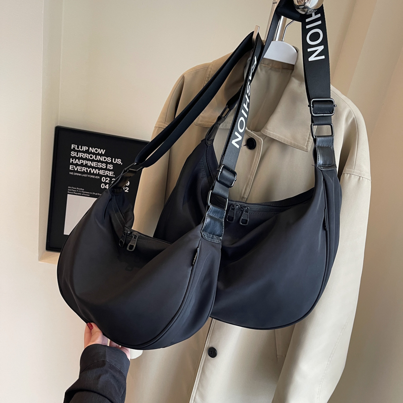 包包新款时尚百搭斜挎包女士大容量单肩包网红韩版运动休闲饺子包