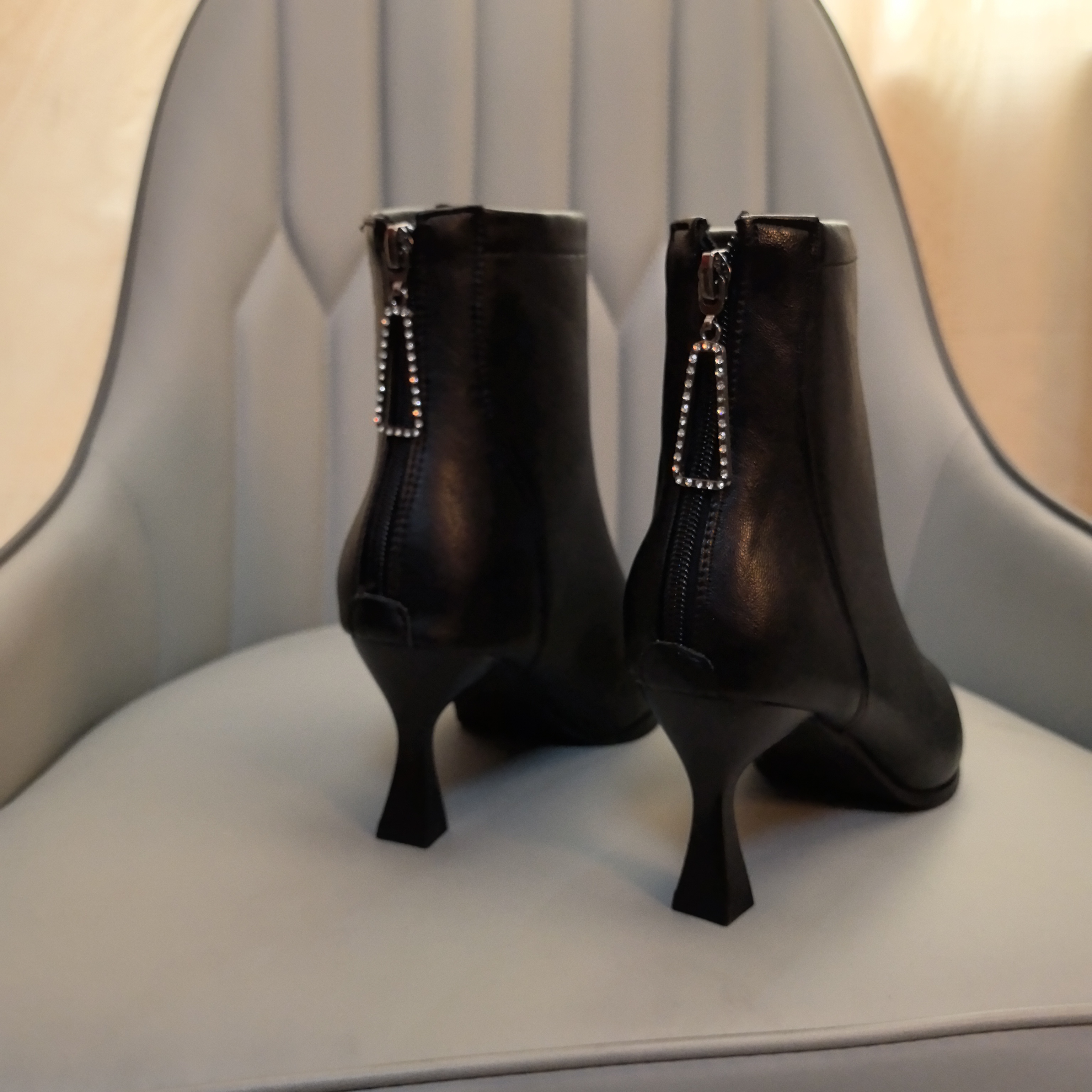 防水台黑色软皮小短靴尖头低跟新款气质冬季高跟鞋裸靴百搭瘦瘦靴