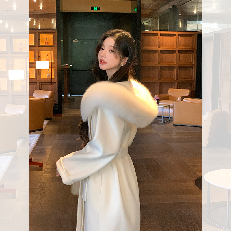 大娇Mayswear雪后初霁2024新款高级感狐狸毛领连帽浴袍式长款大衣