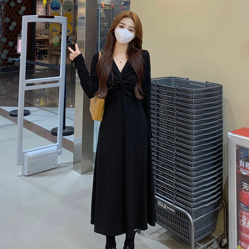 大码赫本风黑色v领连衣裙女春秋款针织裙子胖mm收腰显瘦气质长裙