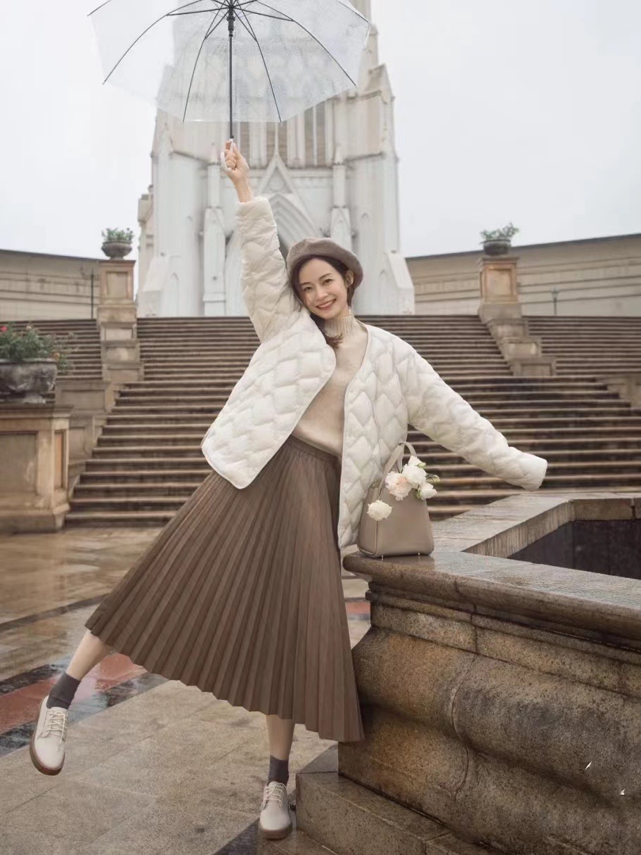 女士鸭绒云朵轻薄羽绒服菱格休闲轻型便捷外套短款羽绒服