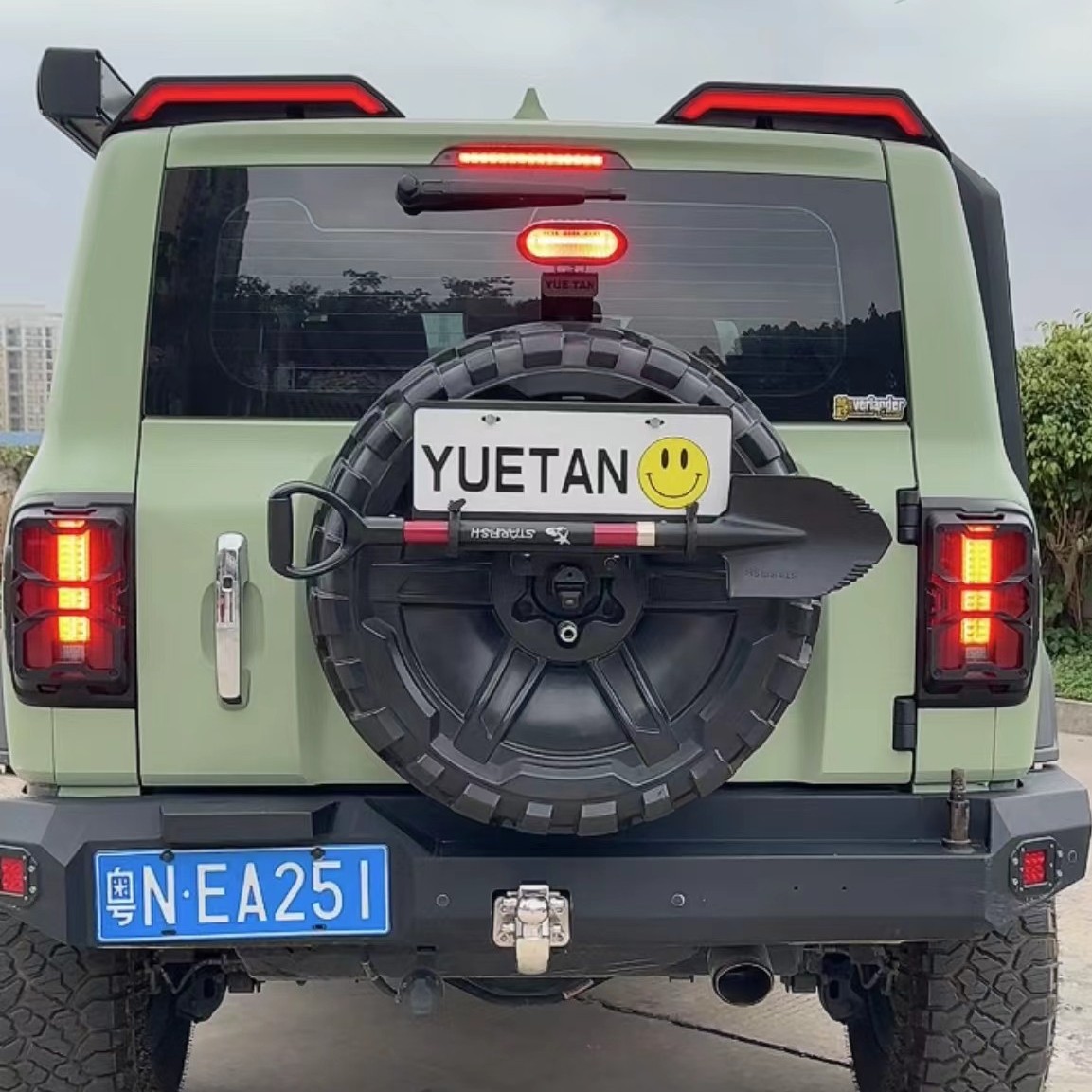 坦克300倒车灯支架刹车红灯倒车白光一体组合灯架备胎架改装