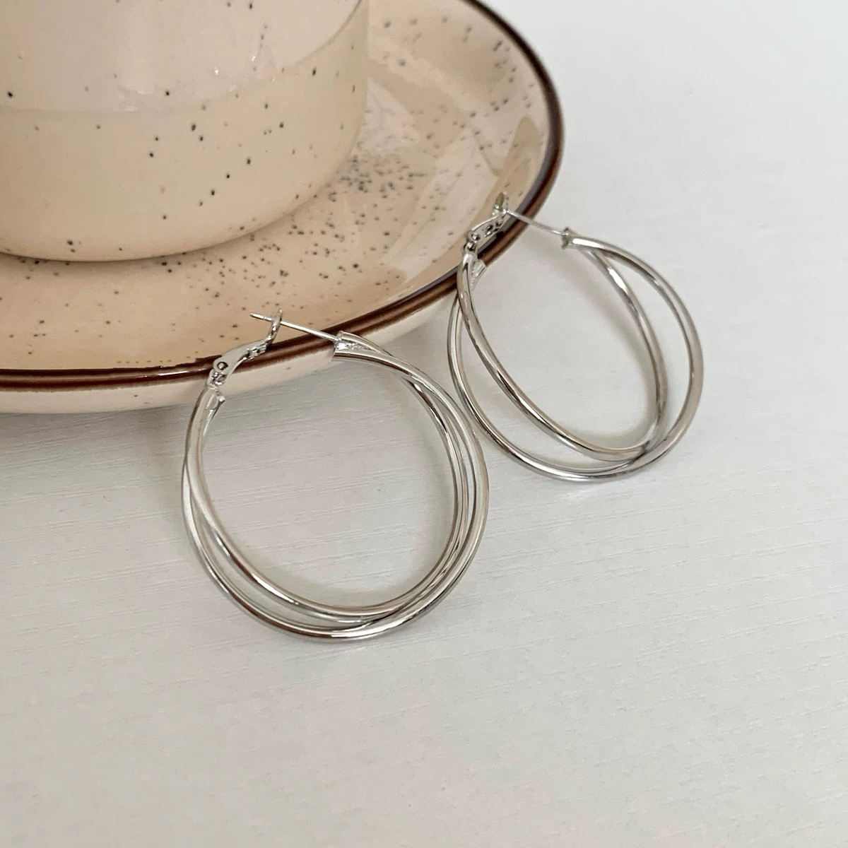 铜合金耳饰 简约交叉素圈耳环耳圈小众设计感耳饰圆脸显瘦的耳钉