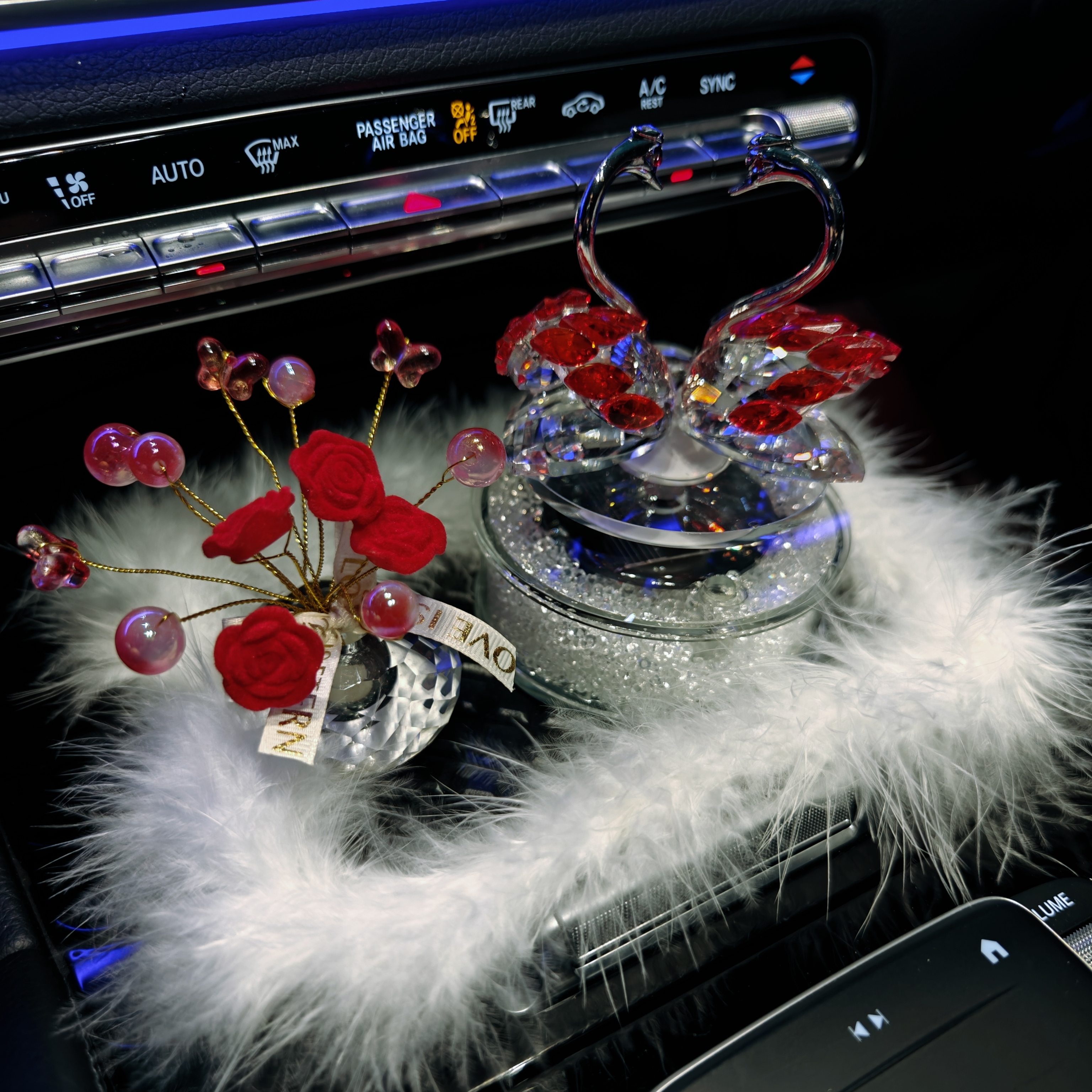 YIMENG2024网红款太阳能自动旋转汽车车载车内饰品摆件车内用品