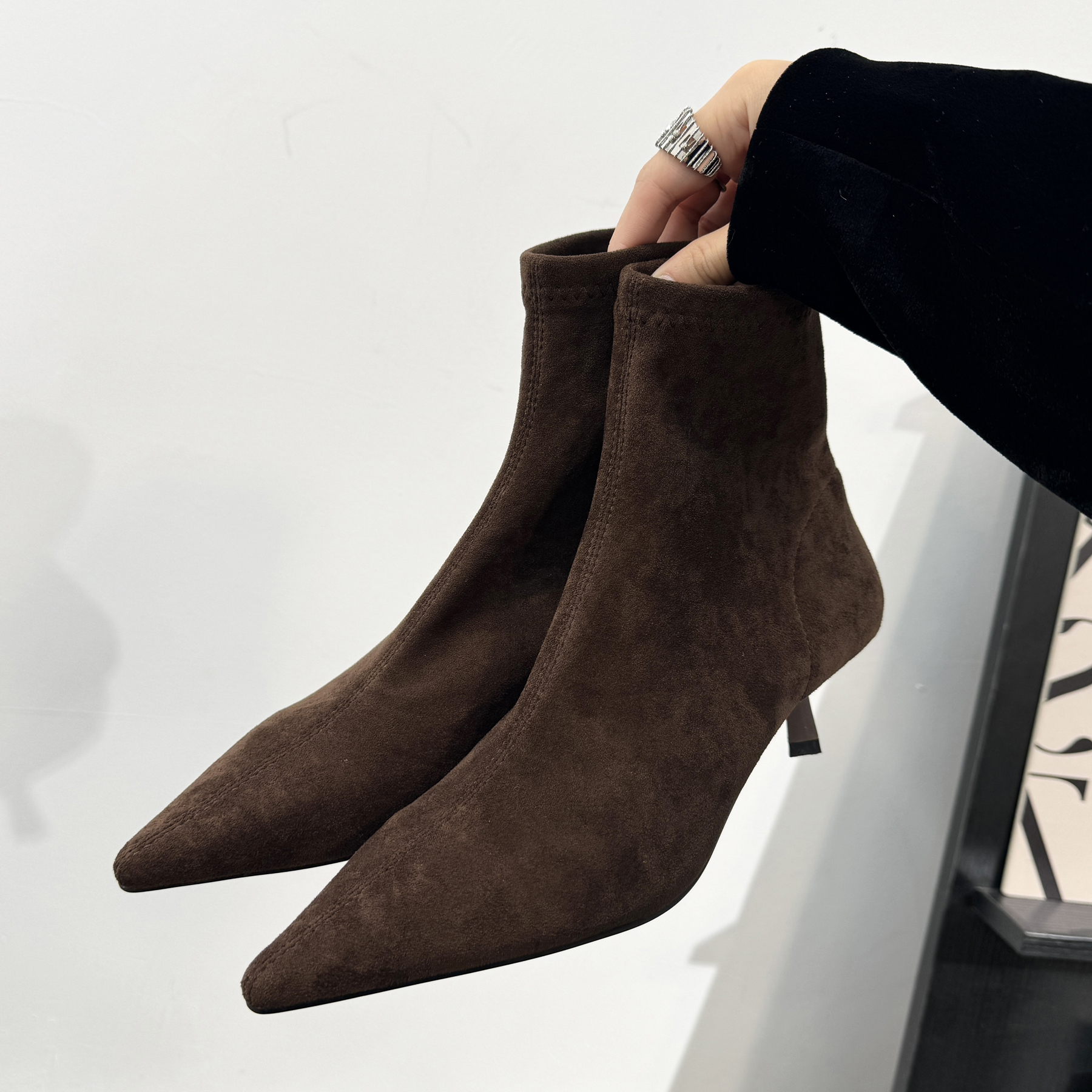 2025秋冬新款气质细跟加绒弹力瘦瘦靴子百搭小猫跟尖头绒面短靴女