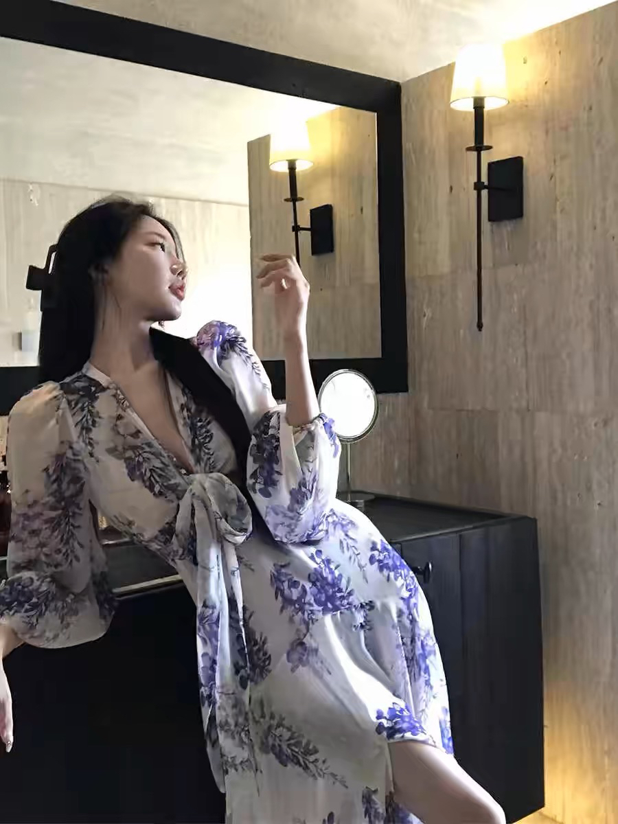 紫藤花氛围感气质开叉连衣裙女法式高级感v领绑带印花雪纺长裙子