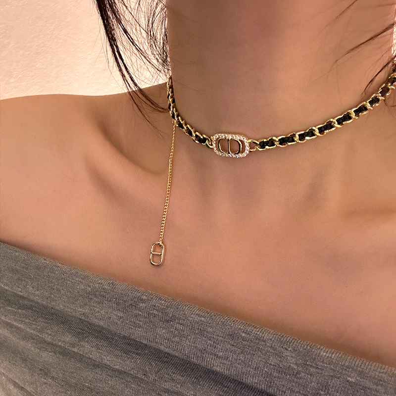 oushipei/欧诗佩 铜合金皮质项链 高级感小香风字母choker颈链