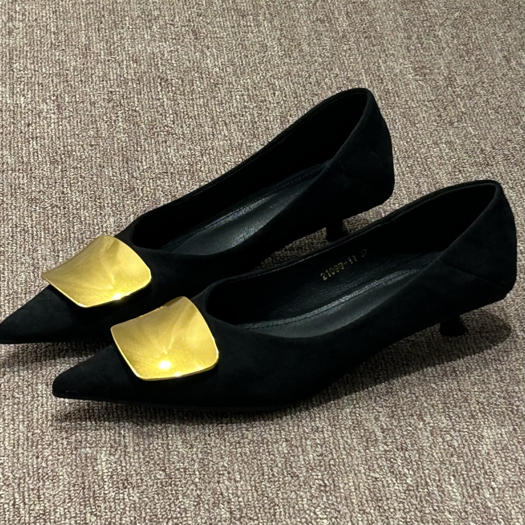 2025春新款绒面尖头金属扣饰高跟鞋时尚百搭网红小众细跟单鞋女