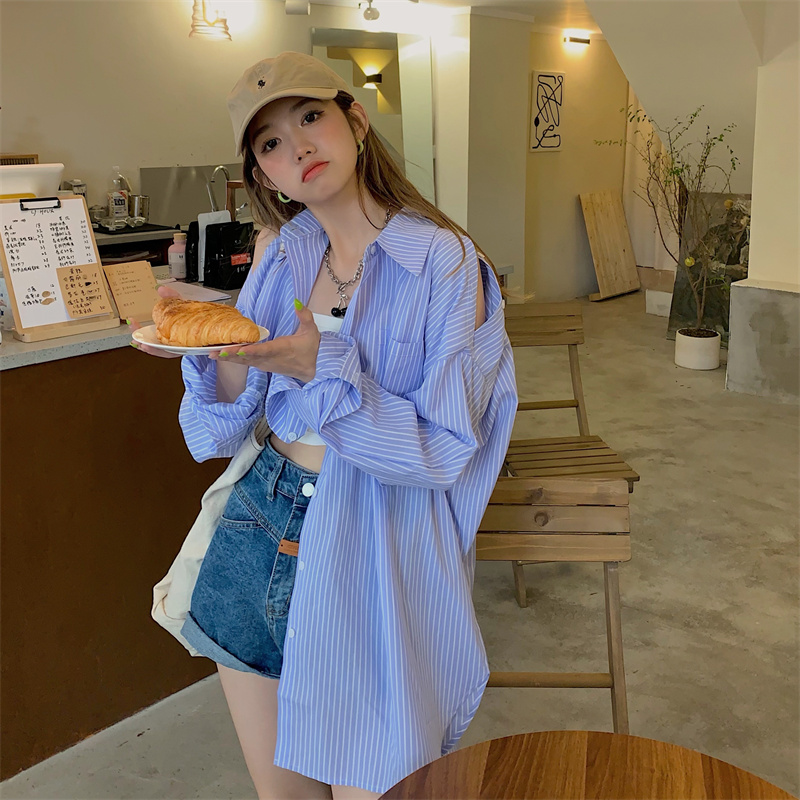 露肩蓝色条纹衬衫女夏季新款法式设计感宽松大版中长款长袖防晒衣