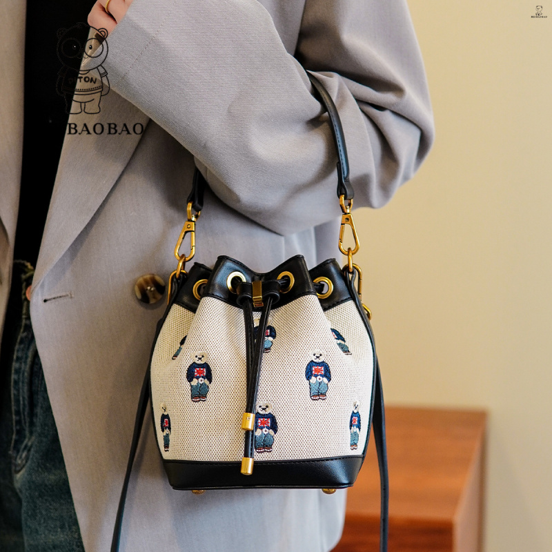 北包包24新款时尚手提小众单肩斜挎包复古炸街外出零钱筒形小拎包