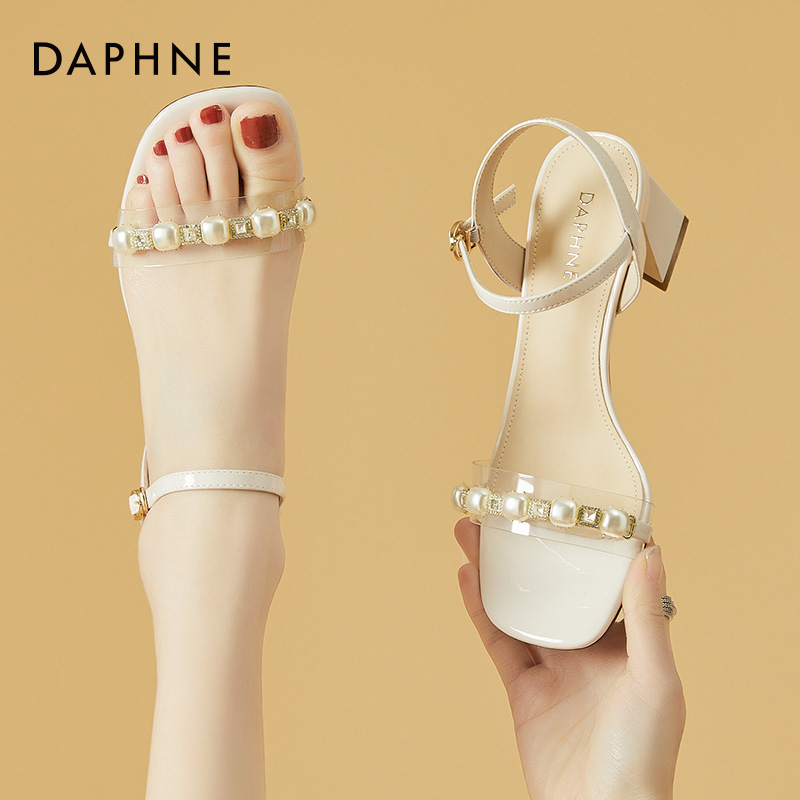 达芙妮露趾一字扣粗跟凉鞋女夏季2025新仙女风配裙子气质高跟凉鞋