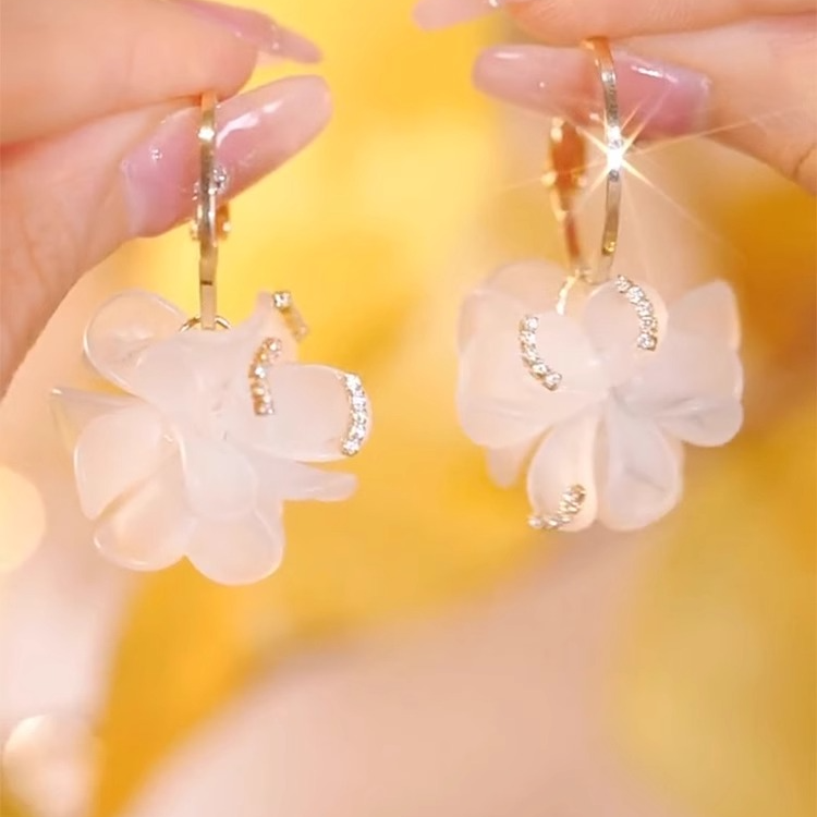 合金耳饰 气质超仙白色花朵耳环女时尚个性设计耳圈甜美百搭耳饰