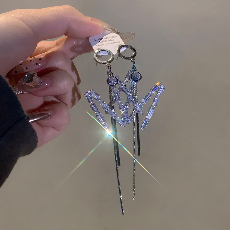 娟姨 铜合金耳饰 欧美夸张风镶钻字母M流苏长款耳环轻奢高级感