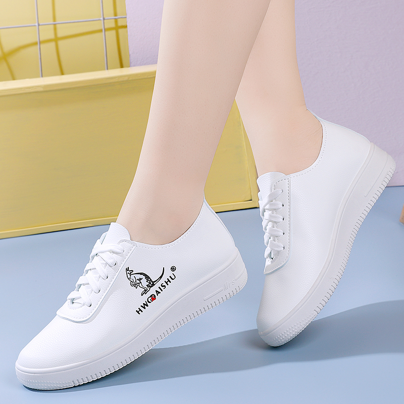 2025新款女士春夏皮面很轻很软上班不累脚透气防滑软底休闲小白鞋