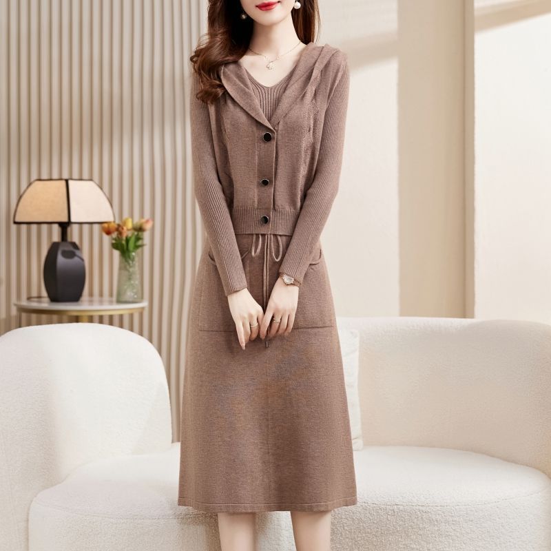 今年流行连衣裙2025女装新款洋气质过膝毛衣秋冬季洋气两件套裙子