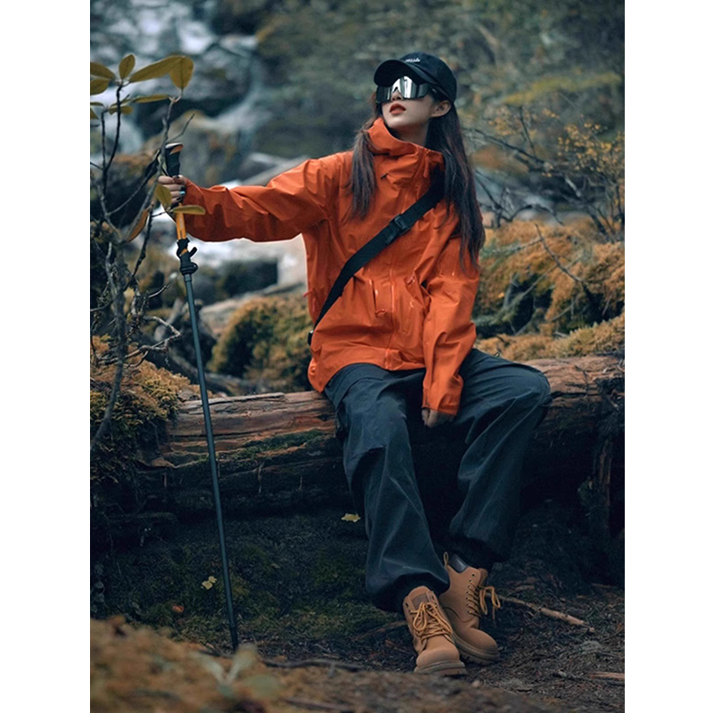 橘色夏季爬山2025新款夹克外套男户外徒步防风水美式机能登山服男