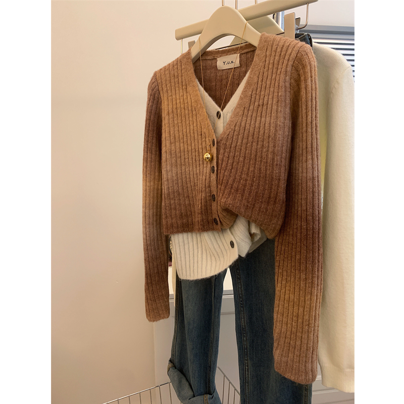 美拉德穿搭渐变咖色V领针织衫2024早春新款时尚氛围感假两件上衣