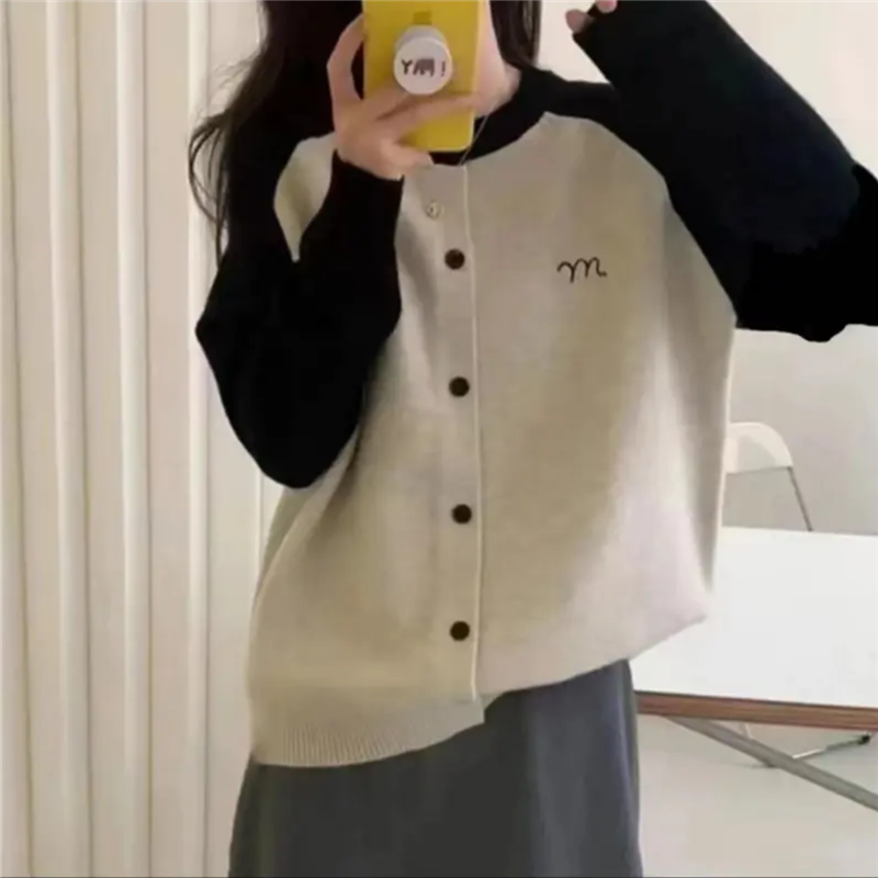 秋冬新款撞色圆领插肩袖后背兔子提花单排扣针织衫上衣女A105