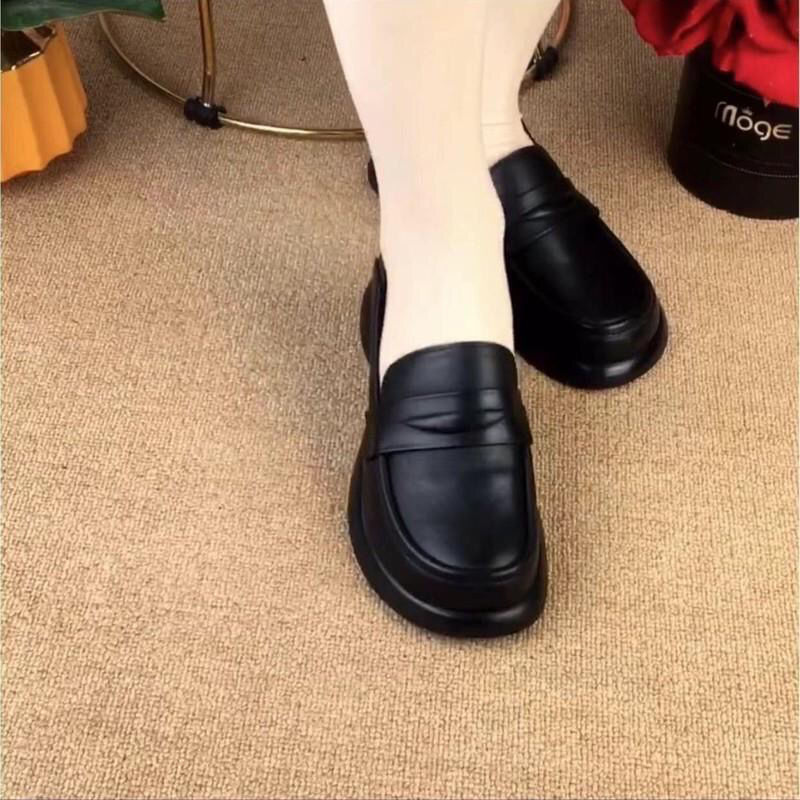 新款厚底真皮单鞋女软底妈妈女士鞋春季英伦风黑色皮鞋百搭乐福鞋