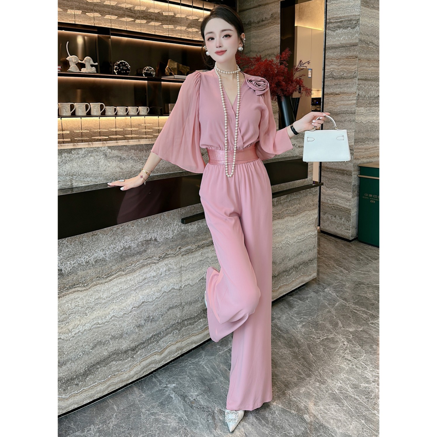 高级感夏季轻奢气质洋气减龄V领显瘦短款上衣套装女阔腿裤两件套