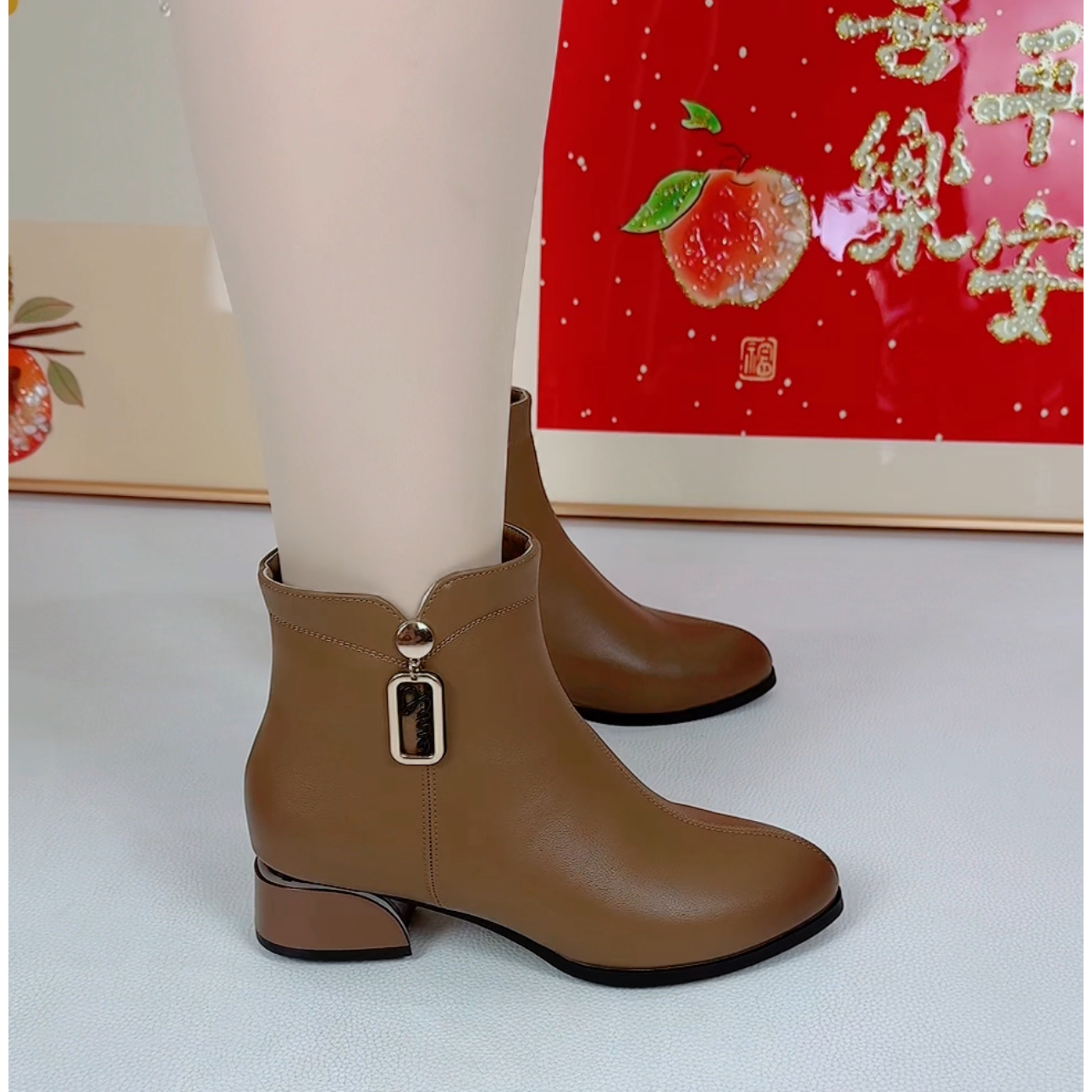 2025爆款洋气加绒女百搭秋冬季时尚年轻舒适单靴软皮新款圆头短靴