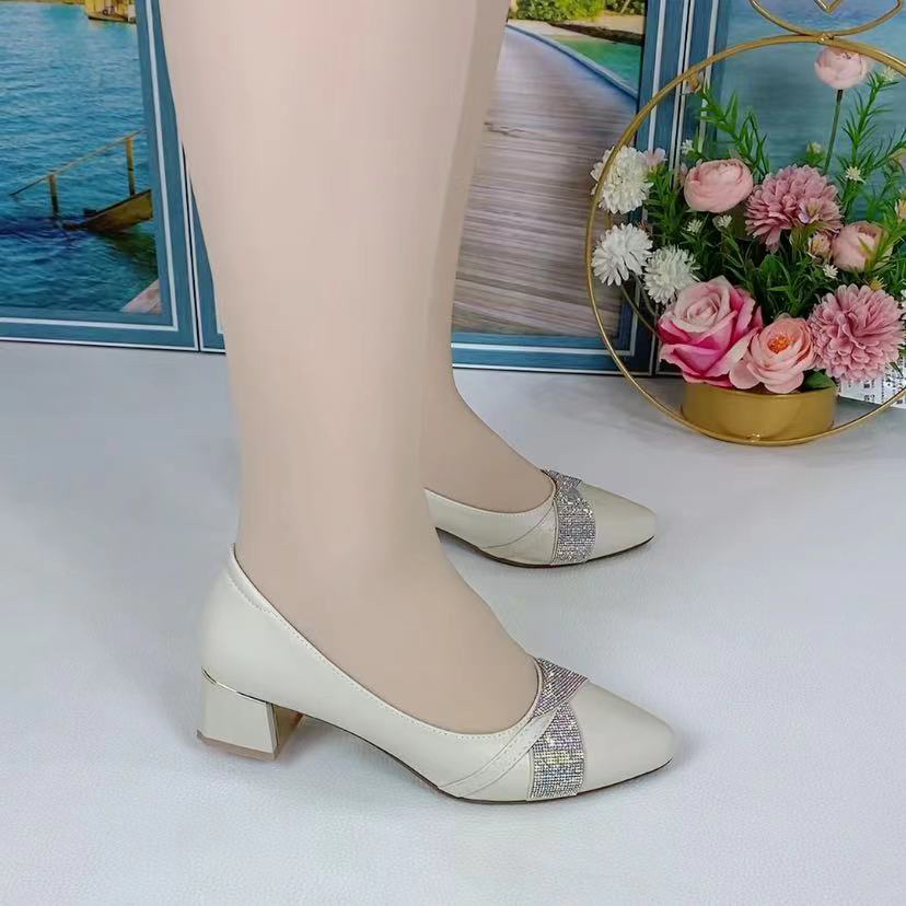 真皮低跟鞋2025春秋新款浅口水钻时尚单鞋气质百搭尖头超软小皮鞋