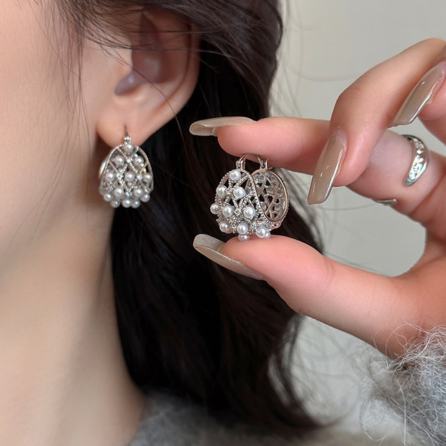 铜合金仿珍珠耳饰 气质镂空珠珠耳环女2024新款高端众设计感耳扣